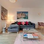 Pass The Keys Stunning And Spacious Modern Flat - Own Car Park