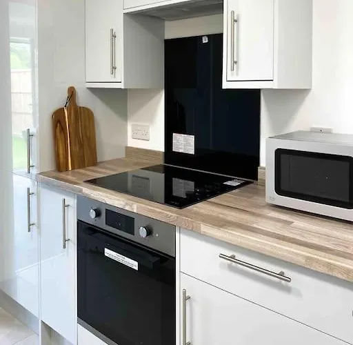Modern Flat Near Train Station With Free Parking