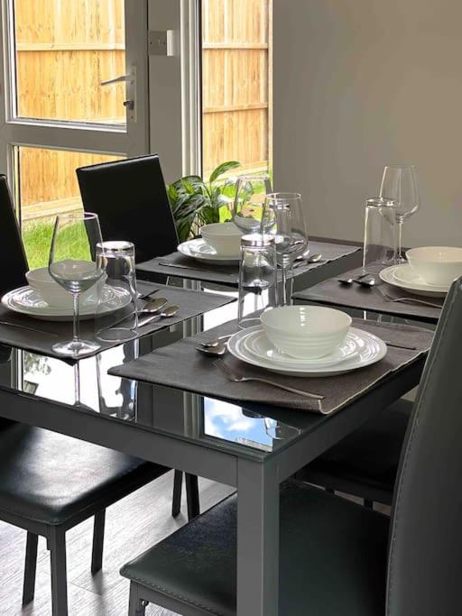 Modern Flat Near Train Station With Free Parking Apartment *