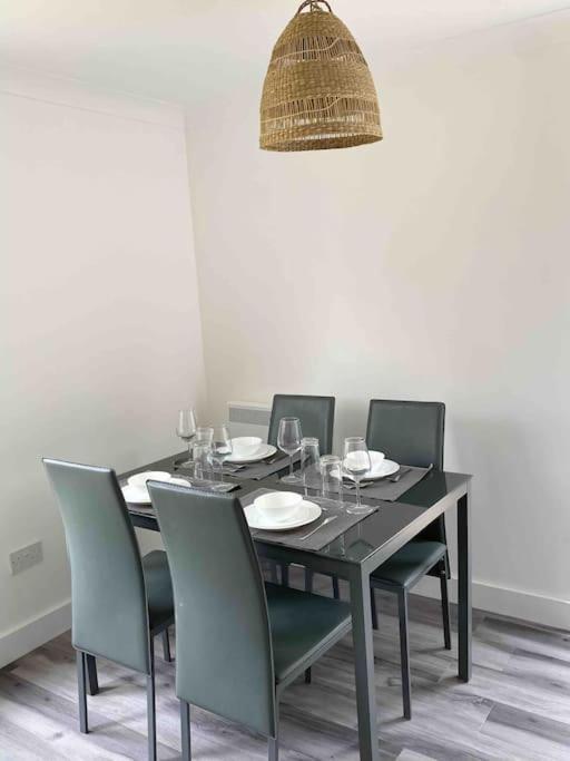 Apartment Modern Flat Near Train Station With Free Parking