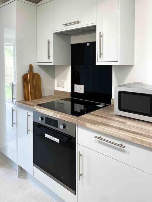 Modern Flat Near Train Station With Free Parking Apartment