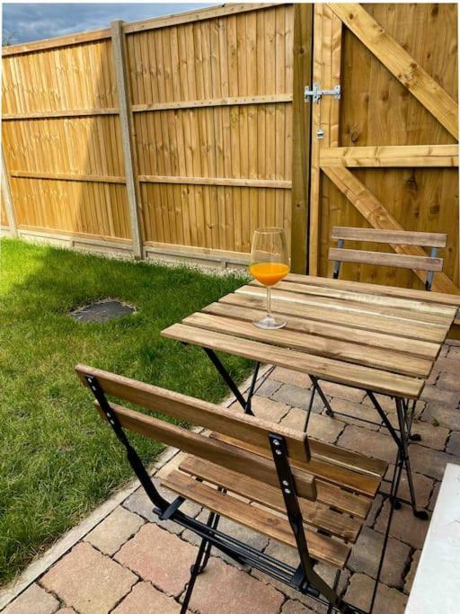 Modern Flat Near Train Station With Free Parking *