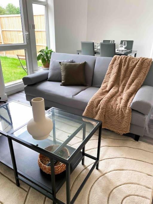 Modern Flat Near Train Station With Free Parking *