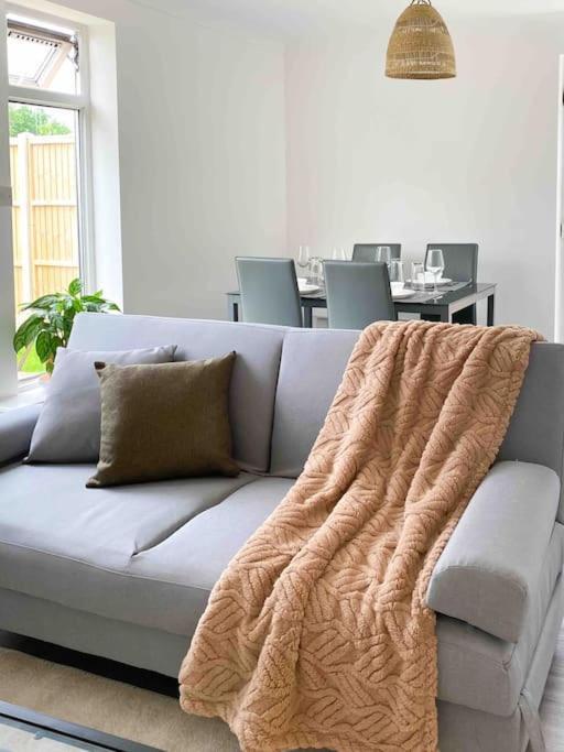 Apartment Modern Flat Near Train Station With Free Parking *