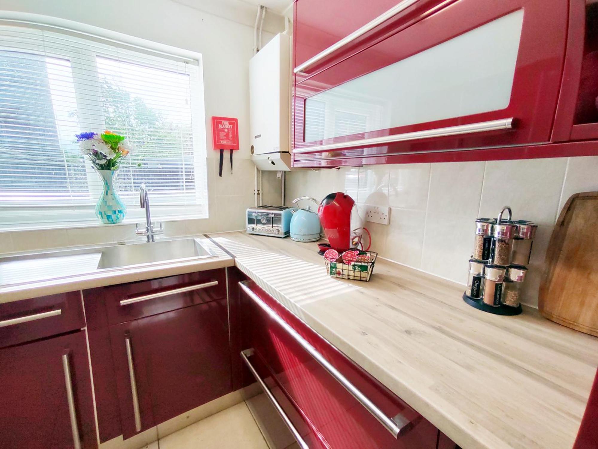 Epicsa - Quiet Bungalow, 3 Bedroom With Parking & Garden Apartment