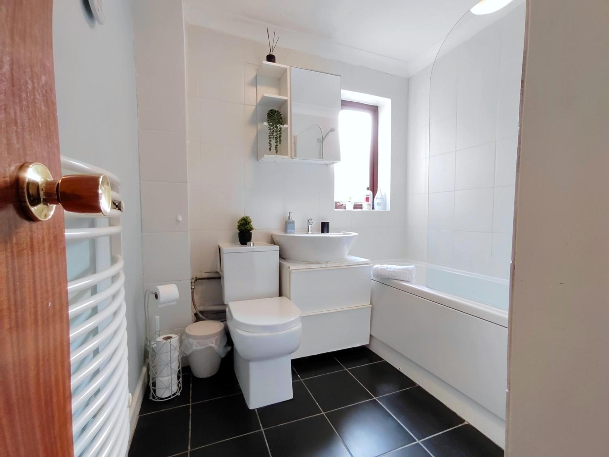 Apartment Epicsa - Quiet Bungalow, 3 Bedroom With Parking & Garden *