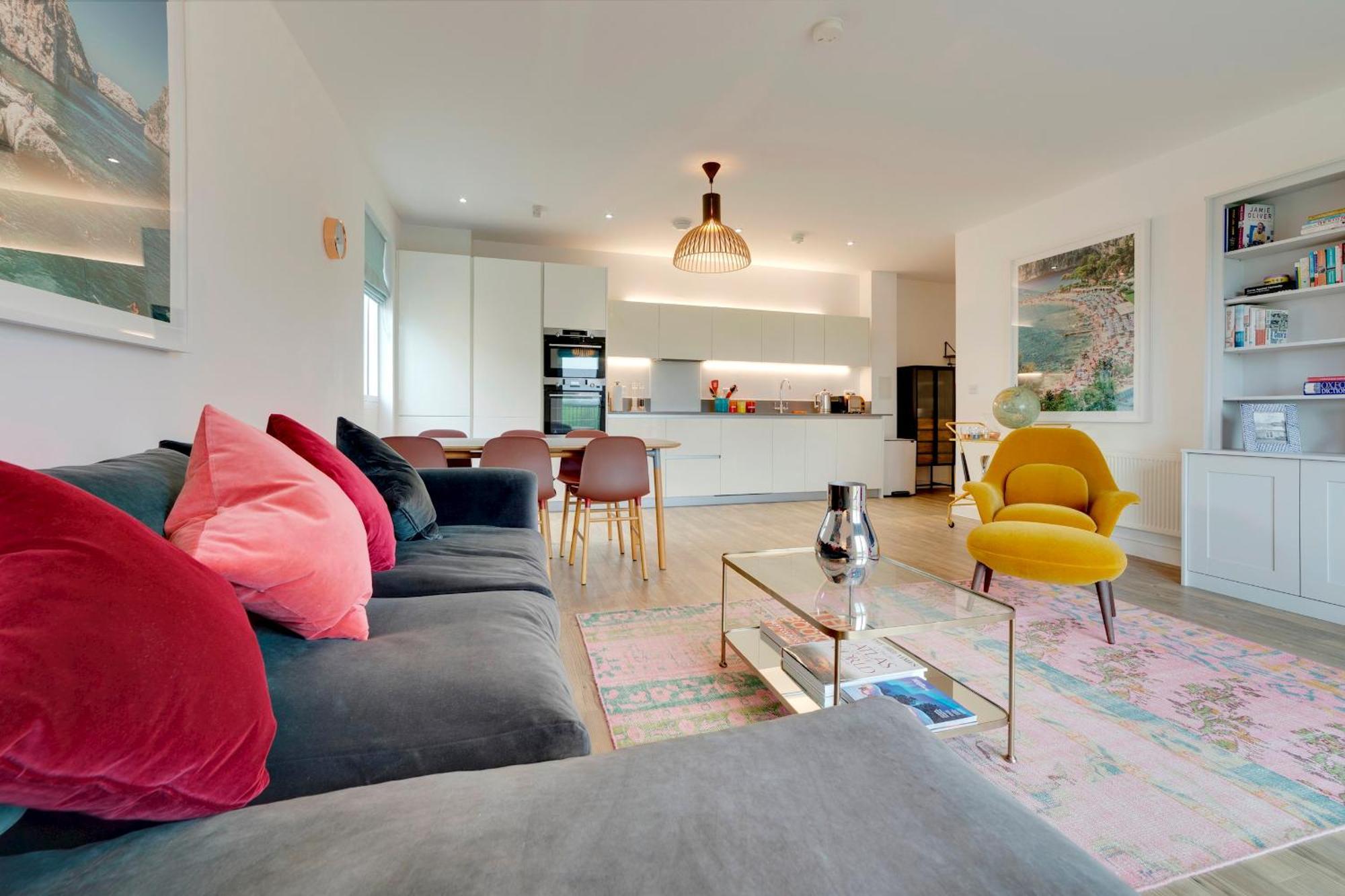 Pass The Keys Stunning And Spacious Modern Flat - Own Car Park Apartment *