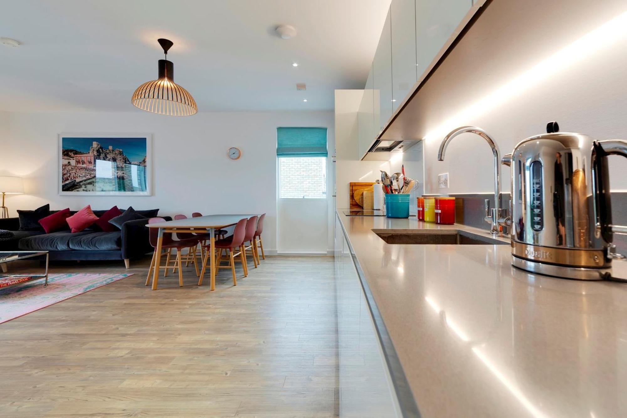 Pass The Keys Stunning And Spacious Modern Flat - Own Car Park Apartment *